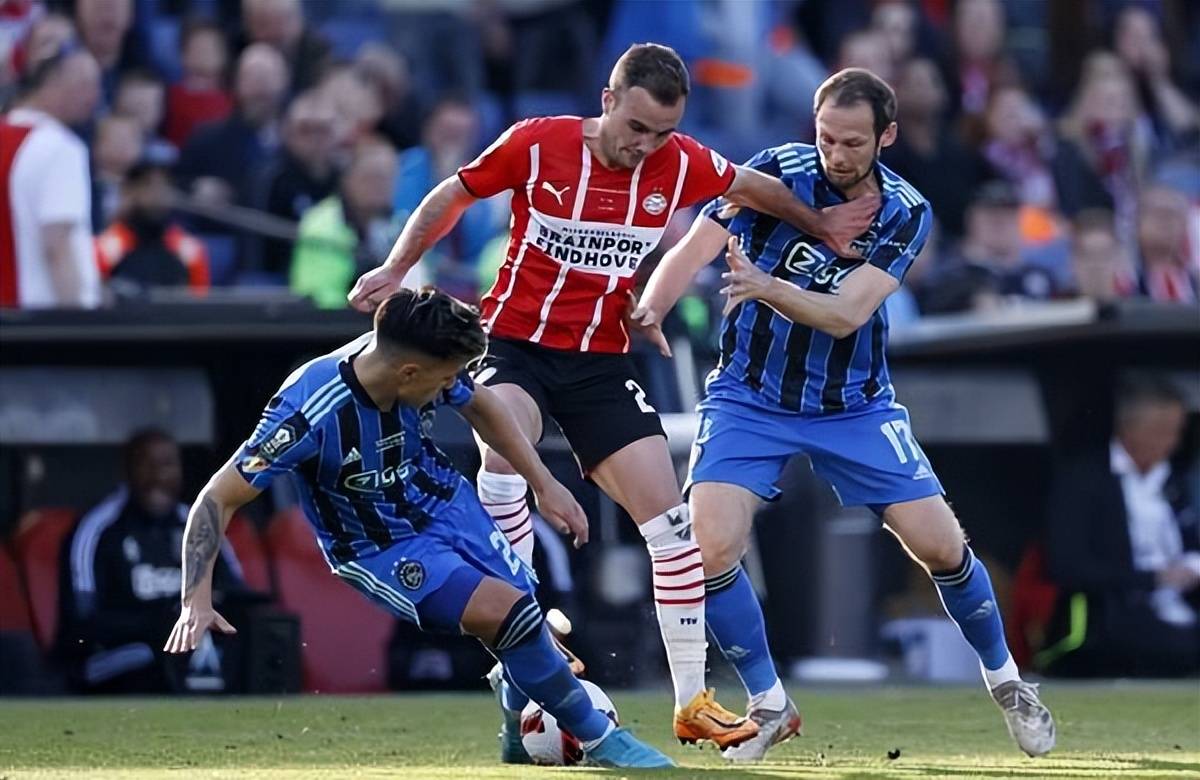 关于多特蒙德训练开放日；冲刺阶段外线爆发引欢呼；荷甲在即；医务组通报恢复的信息