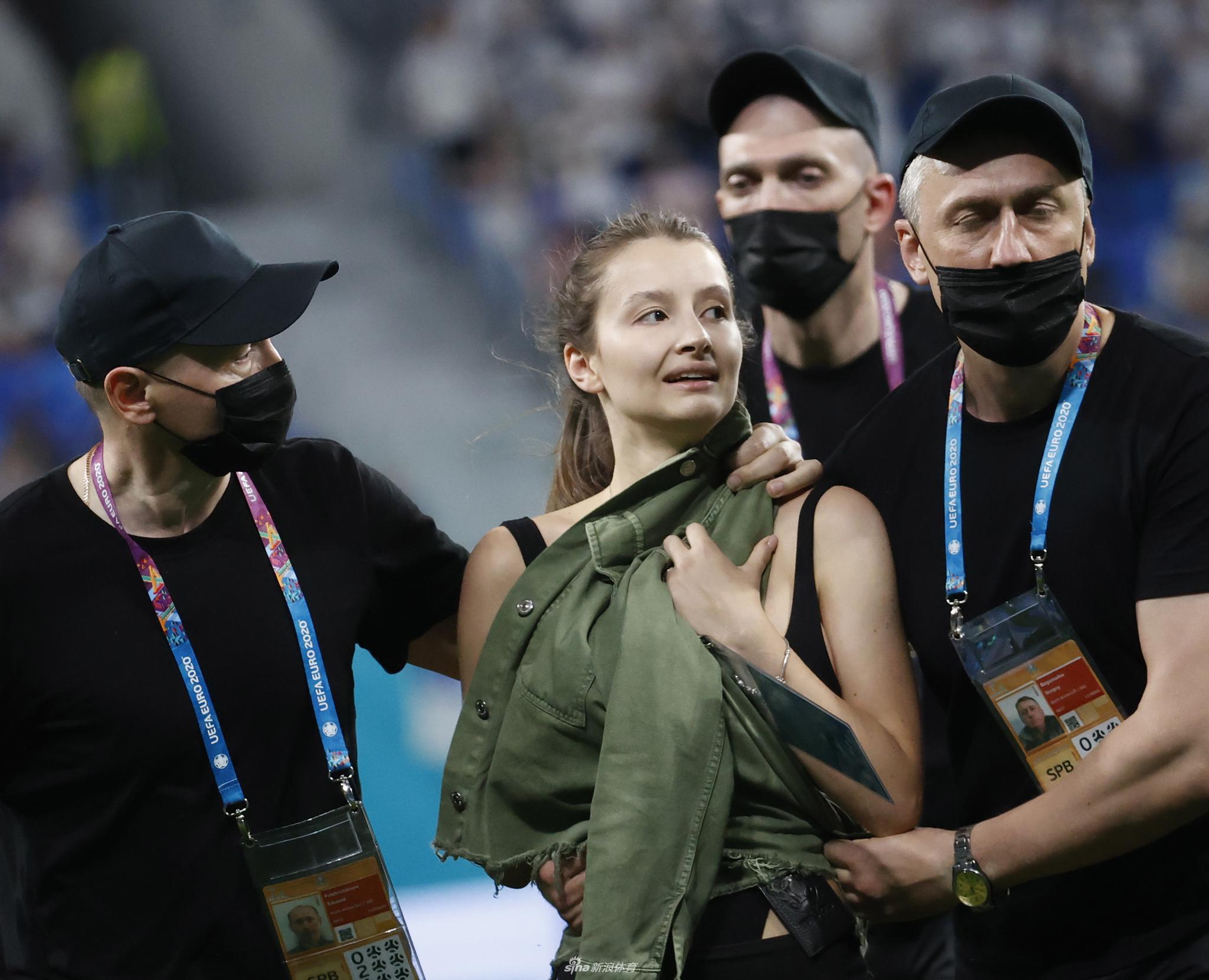 关于多特蒙德训练开放日；冲刺阶段外线爆发引欢呼；荷甲在即；医务组通报恢复的信息